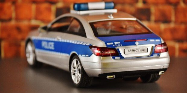 Polizei stoppt illegale Autorennen mit Luxussportwagen